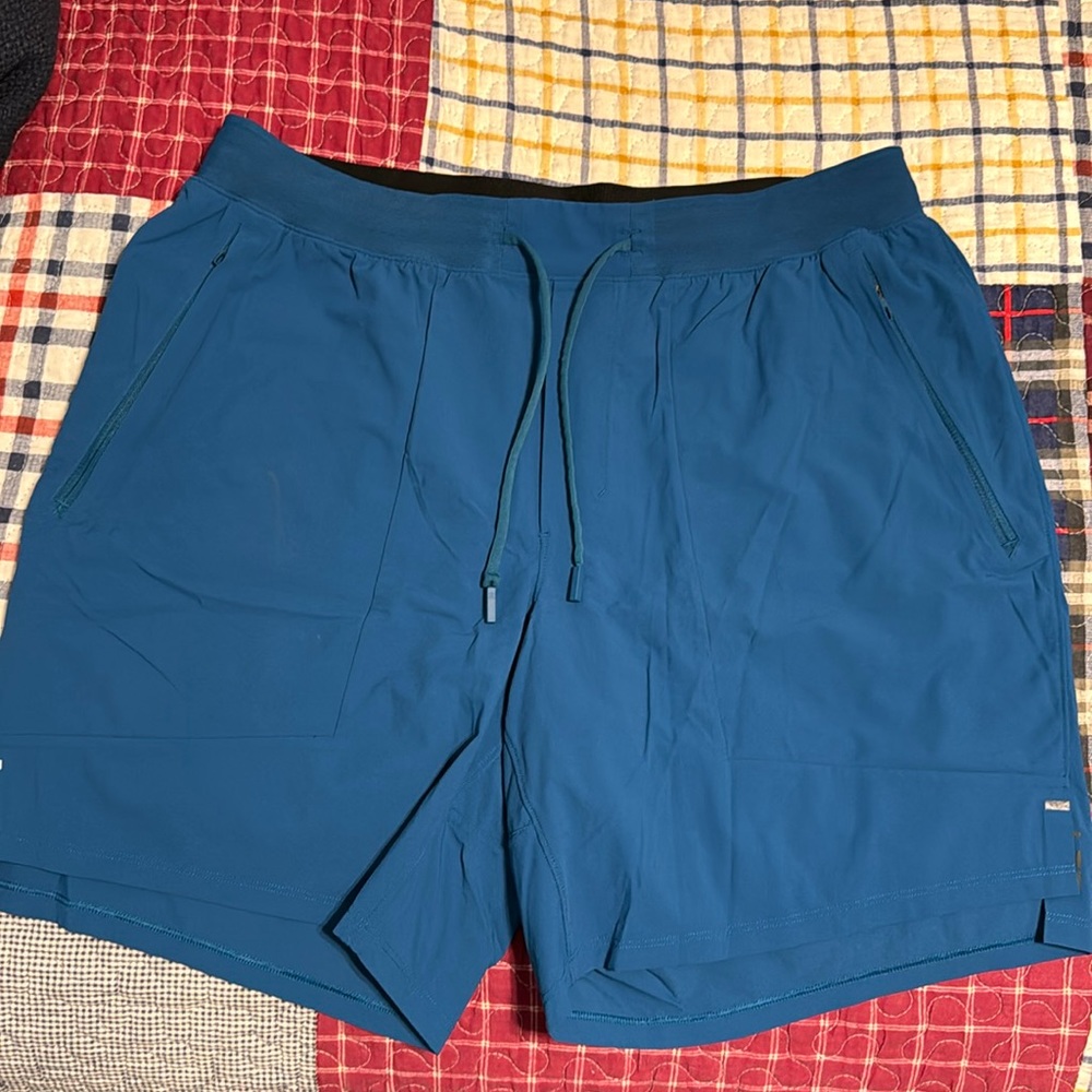 Lululemon men’s XL short.